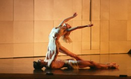 Jane Turner as Juliet and Alex Wagner as Romeo