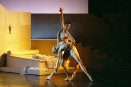 Jane Turner as Juliet and Alex Wagner as Romeo